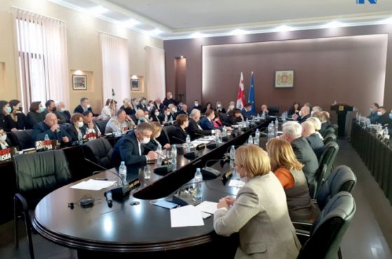 „ეს არის მასკარადი“ - ქუთაისის ახალი მოწვევის საკრებულოს სხდომა დაიწყო