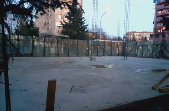 30 წლით გაიჯარებული ნაკვეთი კორპუსის წინ  - ვინ  დგას მშენებლობის უკან 