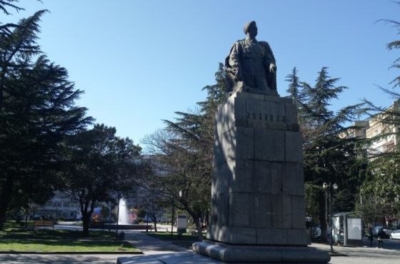 "მისი ადგილი იქ არ არის" - ქუთაისის მერი ვასილ კიკვიძის ძეგლზე