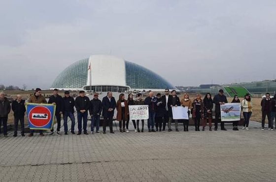 სამოქალაქო მოძრაობამ ''დატოვე პარლამენტი ქუთაისში'' საპროტესტო აქცია გამართა