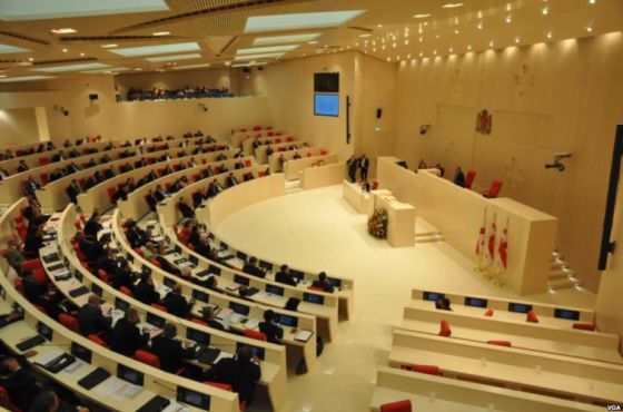 პარლამენტმა საკონსტიტუციო ცვლილებები პირველი მოსმენით დაამტკიცა