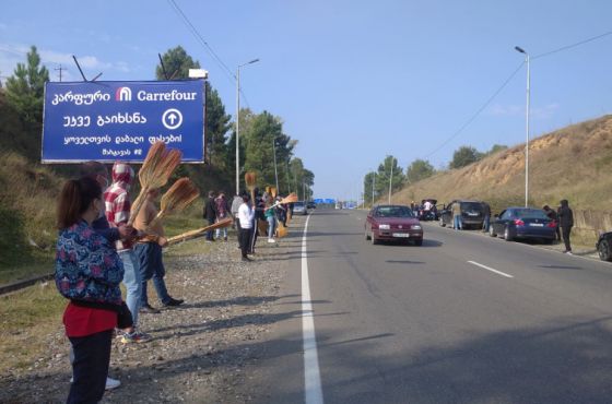 ქუთაისში აქციაზე წამსვლელ კოლონას გზაზე ცოცხების კორიდორი მოუწყვეს