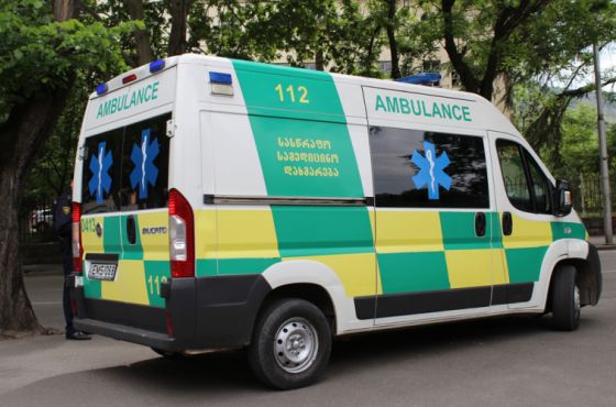 ქუთაისში მამაკაცს ქარის მიერ მოგლეჯილი ხის ტოტი დაეცა 