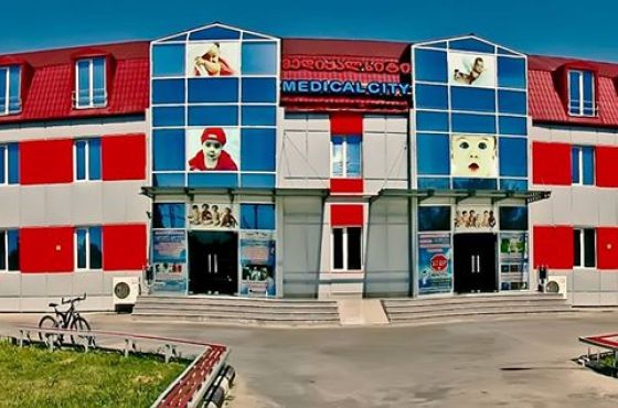 ავტოსაგზაო შემთხვევის შედეგად დაშავებული მამაკაცის ჯანმრთელობის მდგომარეობა მძიმეა