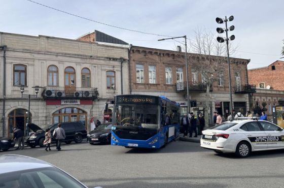 ქუთაისში ავტობუსი საკანალიზაციო ჭაში ჩავარდა