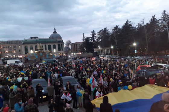 ქუთაისის ცენტრალურ მოედანზე უკრაინის მხარდასაჭერ  ფართომასშტაბიანი აქცია იწყება 