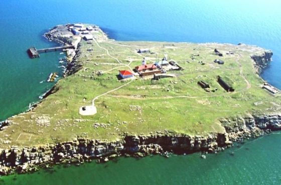 კუნძული ზმეინი ოკუპანტი ქვეყნის სამხედროებმა დატოვეს