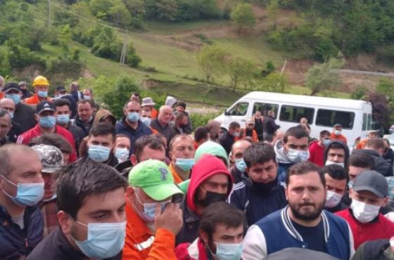 რიკოთის მაგისტრალის მშენებლობაზე დასაქმებულები მეორე დღეა გაფიცულები არიან 