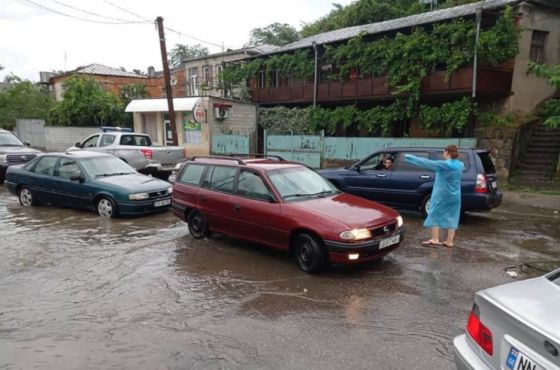 ქუთაისში ძლიერი წვიმის შედეგად ქუჩები დაიტბორა
