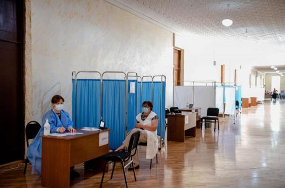 ქუთაისში, მასობრივი იმუნიზაციის ცენტრში, წინასწარი რეგისტრაციის გარეშე „ფაიზერითა“ და „სინოვაკით“ აცრაა შესაძლებელი