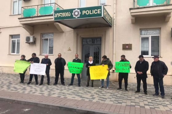 „თავისუფლება გოგი წულაიას“, „შეჩერდეს ნამახვანჰესის მშენებლობა“ - აქცია პოლიციის შენობასთან