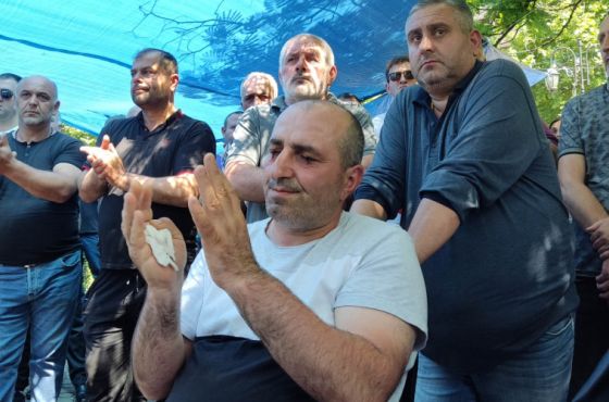 „მოვიდეს, ჩამხედოს თვალებში“ - თვალებამოკერილი მაღაროელი პრემიერს მიმართავს