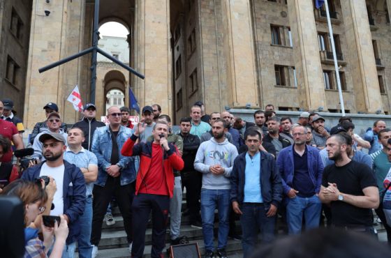 „ჩვენს ბიჭებთან ვერ დავბრუნდებით თავებდაწეულები" - მაღაროელების პროტესტი თბილისში 