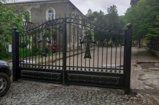 "ტაძარი შემოსაზღვრული უნდა იყოს" - ეპარქიის განმარტება ე.წ. ფრანგების უბანში ჭიშკრის აღმართვაზე 