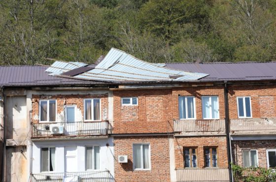 ტყიბულში ძლიერმა ქარმა 20-ზე მეტი საცხოვრებელი სახლი დააზიანა