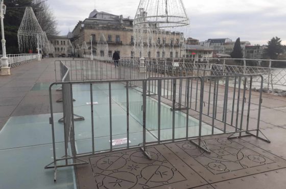 თეთრ ხიდზე მინა ისევ გაიბზარა