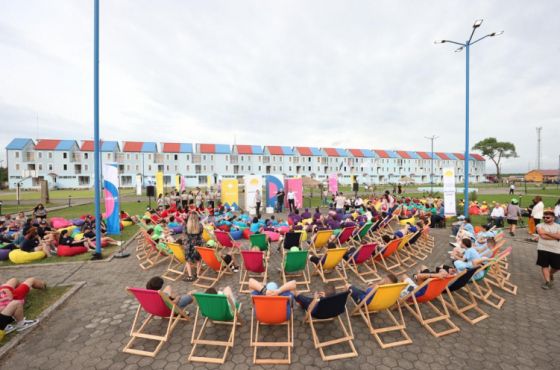 დასვენება თუ წინასაარჩევნოდ სტუდენტების გადაბირების მცდელობა - აწსუ-ს სტუდენტები ანაკლიაში გაემგზავრნენ