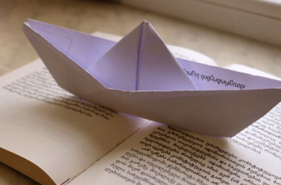 სკოლის მოსწავლეები „უკაცრიელ კუნძულზე“ სამაშველო გემის მოლოდინში