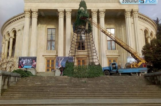 ქუთაისის მთავარი ნაძვის ხე ბაგრატის ტაძრის გამოსახულებიანი ორნამენტებით გაფორმდება