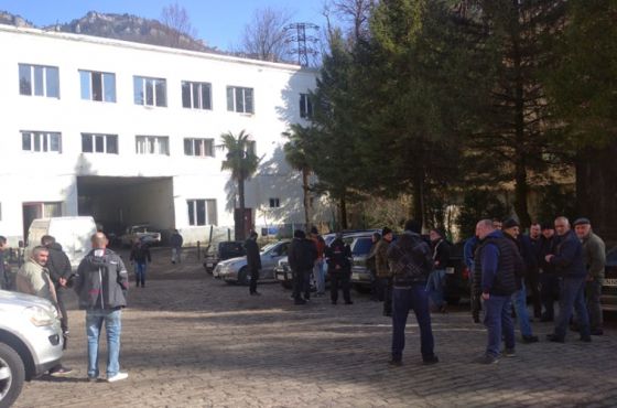 შახტში პროტესტის ნიშნად ჩასულ მუშებს საკვები ჩაუტანეს