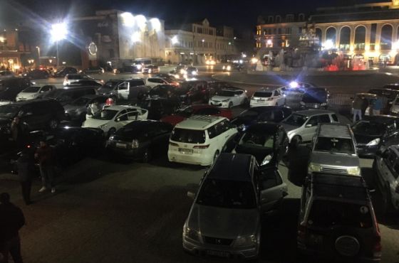 რიონის ხეობის "მცველები"  ღამეს ქუთაისის ცენტრში, მანქანებში ათევენ