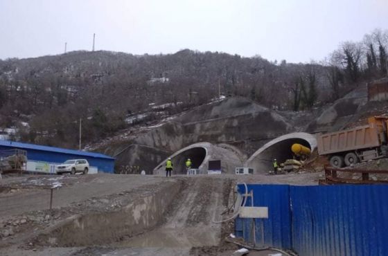 ჩამოშლილი მიწა, სახლების დაბზარული კედლები - მოსახლეობის პროტესტი გვირაბის მშენებლობაზე