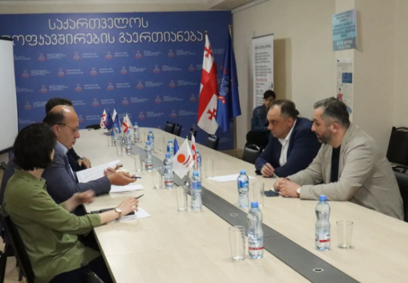ჭიათურაში ოპერირებადი კომპანია cmc-ის დირექტორი მიხაილ სოცკი,
მაღაროელებთან დიალოგის
შემდეგ, პროფკავშირების წარმომადგენლებსაც, მათ შორის
გაერთიანების თავმჯდომარე ირაკლი პეტრიაშვილს შეხვდა.