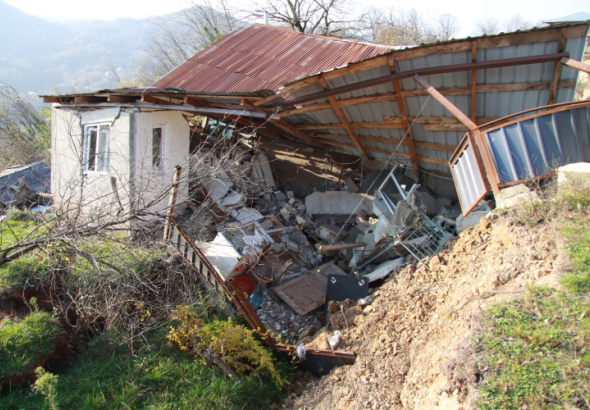ხარაგაულის მუნიციპალიტეტის სოფლების ღვერკისა და ხემაღალის
მაცხოვრებლები, რომლებიც მეწყერმა დააზარალა, სასამართლოსა და
პროკურატურას მიმართავენ.