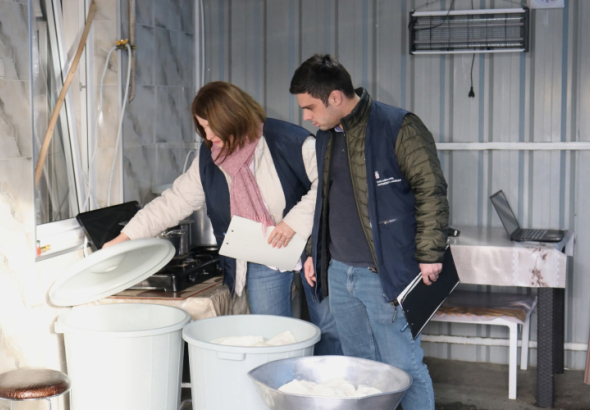 სურსათის ეროვნული სააგენტოს იმერეთის დეპარტამენტის ინსპექტორებმა
სამტრედიაში ყველის არალეგალური საწარმოები გამოავლინეს.