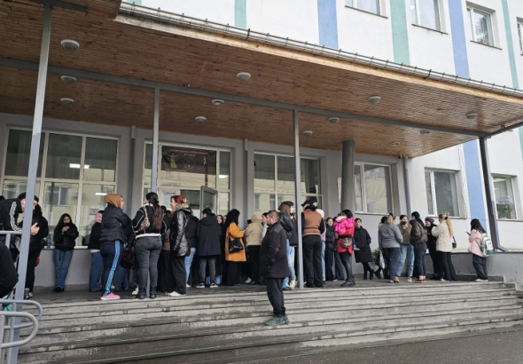 ქუთაისის 36-ე საჯარო სკოლაში გათავისუფლებული პედაგოგის მხარდასაჭერი
აქცია გრძელდება.