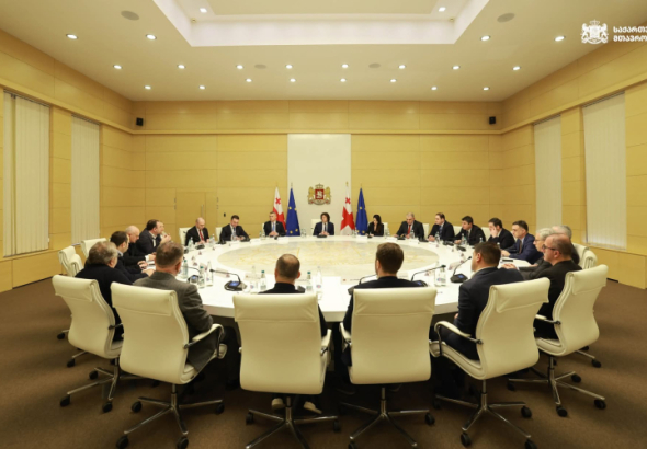 ირაკლი კობახიძე, სასურსათო პროდუქციის ფასებთან დაკავშირებით,
მოქმედი სამთავრობო საკოორდინაციო კომისიის სხდომაზე, ქსელური
მარკეტების წარმომადგენლებს შეხვდა.