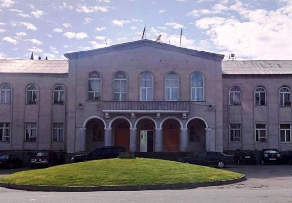 თერჯოლის მუნიციპალიტეტის მერიაში აცხადებენ, რომ თერჯოლის პირველი
საჯარო სკოლის&nbsp; გაჭიანურებული რეაბილიტაციისა და
მოსწავლეებისთვის სწავლის გაგრძელების საკითხი მათი კომპეტენცია არ
არის.