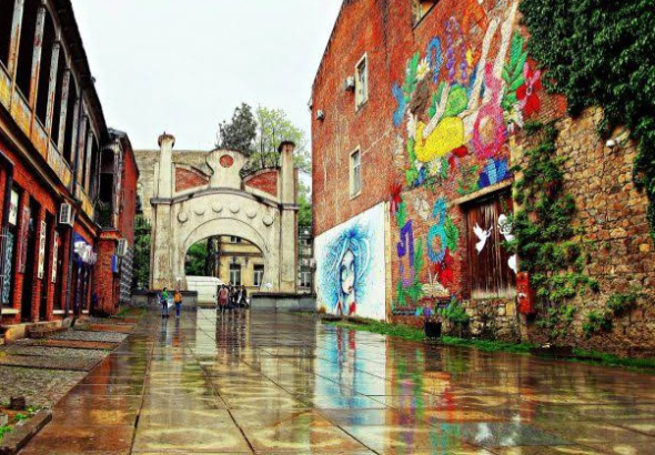 ქუთაისის მერია ცისფერყანწელებისა და წმ. ნინოს ქუჩებს შორის
არსებულ ე.წ. მონპლაზირის ტერიტორიაზე საფეხმავლო სივრცის
რეკონსტრუქცია-რეაბილიტაციას გეგმავს.
