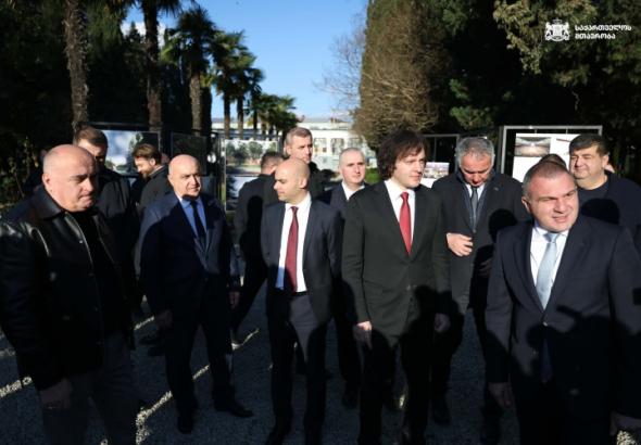 ირაკლი კობახიძე ქუთაისში იმყოფებოდა, სადაც მთავრობის და
პარლამენტის წევრებთან, იმერეთის გუბერნატორთან და ადგილობრივი
ხელისუფლების წარმომადგენლებთან ერთად, ქალაქში მიმდინარე
ინფრასტრუქტურული პროექტები დაათვალიერა.
