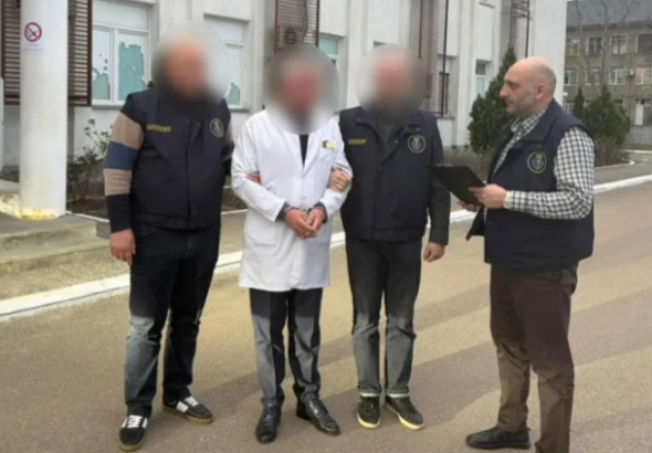 ქუთაისში კორუფციის ფაქტი გამოავლინეს — სამხედრო ჰოსპიტლის ერთ-ერთი
განყოფილების ხელმძღვანელი სამართალდამცავებმა ქრთამის აღების
ბრალდებით დააკავეს.