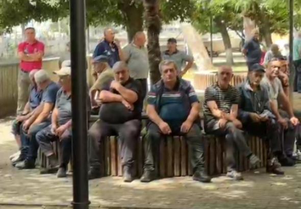 ჭიათურის ცენტრში გაშლილ საპროტესტო კარვებთან მაღაროელები
საპროტესტო აქციას მართავენ.
