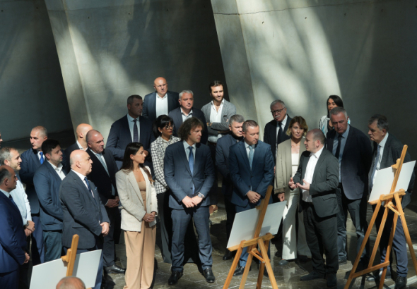 ქუთაისის ტექნოლოგიური ჰაბის კონცეფციის პრეზენტაციიდან (2024 წლის
საპარლამენტო არჩევნებამდე ორი კვირით ადრე გაიმართა) ერთი წლის
შემდეგ, პრემიერი კვლავ ესტუმრა ყოფილ საკანონმდებლო ორგანოს.