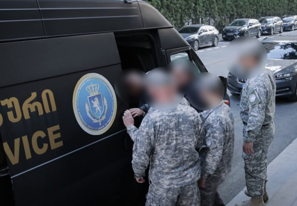 ფინანსთა სამინისტროს საგამოძიებო სამსახურმა, დასავლეთ საქართველოს
საოლქო პროკურატურასთან კოორდინაციით, დიდი ოდენობით სახელმწიფო
სახსრების თაღლითურად დაუფლების, თაღლითობაში დახმარებისა და ყალბი
ოფიციალური დოკუმენტების დამზადება-გამოყენების ფაქტზე, ოთხი პირი
დააკავეს.