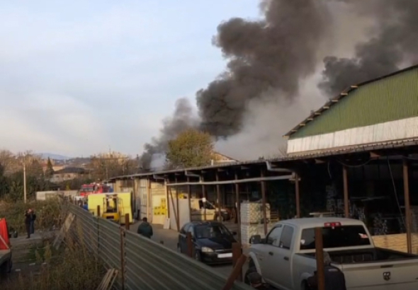 ქუთაისში, გუგუნავას ქუჩაზე საწარმო იწვის.