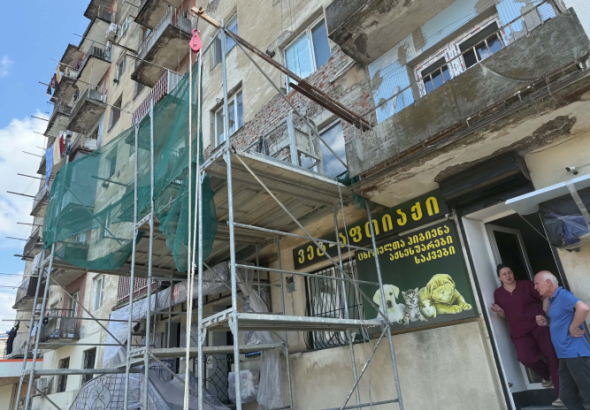 ქუთაისში, შარტავას ქუჩაზე მდებარე მრავალსართულიანი საცხოვრებელი
კორპუსის ფასადის რეაბილიტაციას შპს „მოდერნ ბილდინგ კომპანი“
ახორციელებს, თუმცა კომპანია მომხდარ უბედურ შემთხვევაზე კომენტარს არ აკეთებს.
