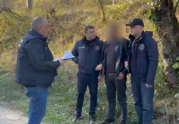 ფინანსთა სამინისტროს საგამოძიებო სამსახურის თანამშრომლებმა,
კომერციული მოსყიდვის ფაქტზე, „საქართველოს რკინიგზის“ ხარაგაულის
რაიონის მოლითი-მარელისის ცვლის უფროსი დააკავეს.