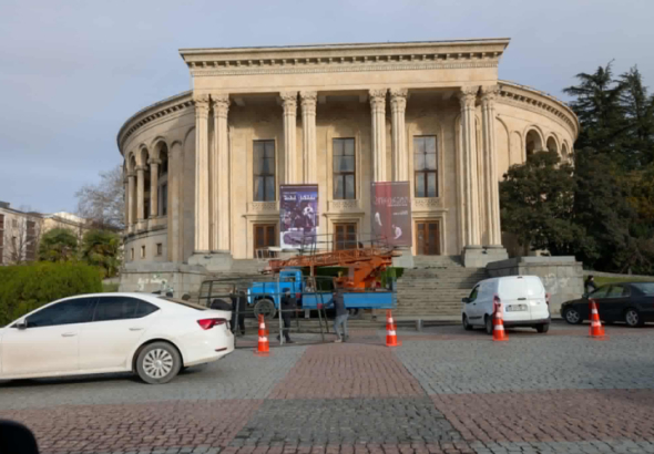 ქუთაისში, ტრადიციულად, მესხიშვილის თეატრის წინ, ქალაქის მთავარი
ნაძვის ხის მონტაჟი მიმდინარეობს.