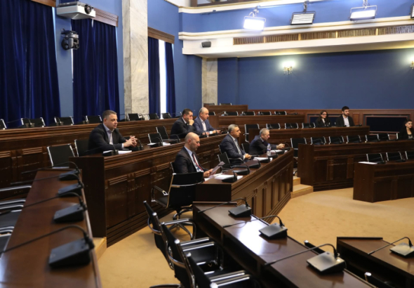 თუ პირი წვრილმანი ხულიგნობისთვის, სამართალდამცავის
დაუმორჩილებლობისთვის, თანამდებობის პირის ან საჯარო მოსამსახურის
შეურაცხყოფისთვის, ასევე შეკრება-მანიფესტაციის ორგანიზების და
ჩატარების წესის დარღვევისთვის დაკისრებულ ჯარიმას არ გადაიხდის,
ქმედების განმეორებით ჩადენის შემთხვევაში, ადმინისტრაციული პატიმრობა
შეეფარდება.