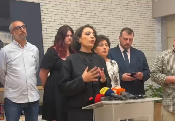 60-მდე არასამთავრობო ორგანიზაცია სოლიდარობას და მხარდაჭერას
უცხადებს იმ 7 NGO-ს, რომელთა საბანკო ანგარიშები, პროკურატურის
მოთხოვნით, სასამართლომ გუშინ დააყადაღა.