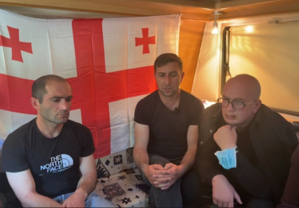 ოთხი მოშიმშილე, მათ შორის  ერთი პირამოკერილი მშრომელი 
- ასეთი ვითარებაა დღეს ჭიათურაში, სადაც მაღაროელები 116-ე დღეა,
უწყვეტ აქციებს მართავენ.
