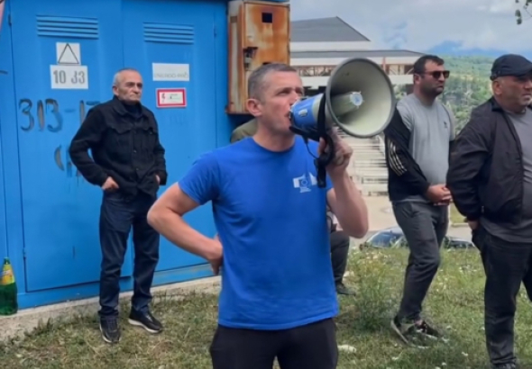 ჭიათურაში, სანატორიუმის შენობასთან, სადაც 