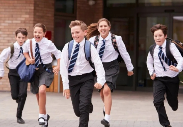 შემდეგი სასწავლო წლიდან, ტესტურ რეჟიმში, ყველა საჯარო სკოლაში,
პირველიდან მეექვსე კლასის ჩათვლით, სავალდებულოდ ბრუნდება სასკოლო
ფორმები.