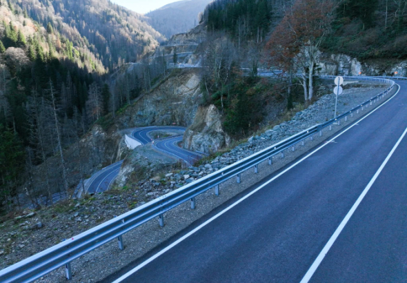 საავტომობილო გზების დეპარტამენტმა კაკასხიდი-ზეკარის გზის 16 კმ-იანი
(კმ17-კმ33) მონაკვეთის სარეაბილიტაციო სამუშაოები დაასრულა.