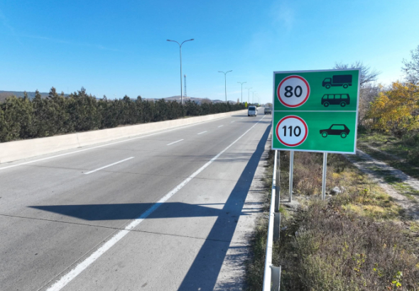 მოძრაობის უსაფრთხოებისა და მძღოლებისთვის ინფორმაციის დროულად
მიწოდების მიზნით, ქვეყნის მასშტაბით, ავტომაგისტრალებზე ახალი საგზაო
ნიშნები დამონტაჟდა, რომლებიც სატრანსპორტო საშუალებების კატეგორიის
მიხედვით, დასაშვებ საშუალო სიჩქარეს ასახავს.