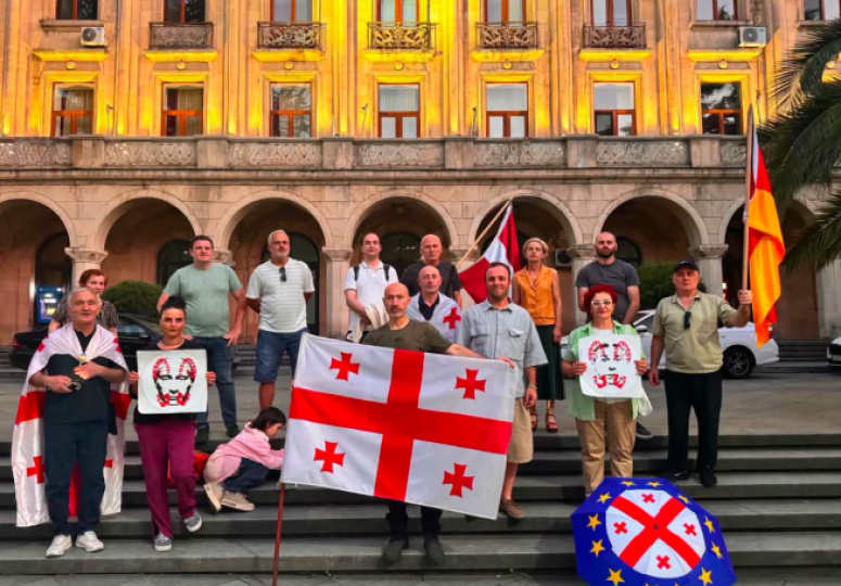 „რთულია, მაგრამ ჩვენი ქვეყნის განვითარებას ასე სჭირდება“ — ქუთაისში უწყვეტი პროტესტის 600-ე დღე